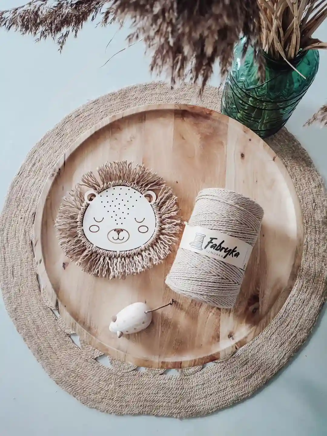 Mały lew z drewna ozdobiony jutowym sznurkiem – naturalna dekoracja do pokoju dziecka