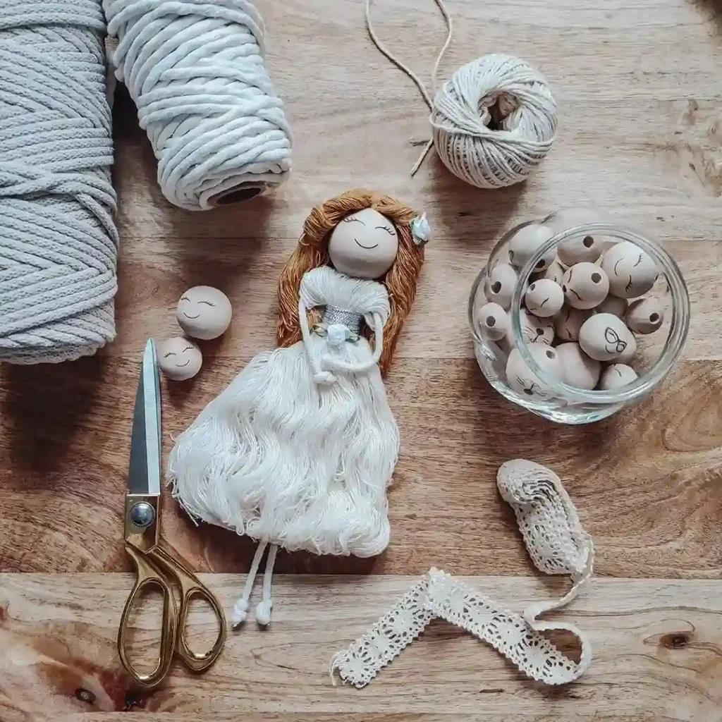 Aniołek makrama z koralami – drewniane główki i buzie do dekoracji handmade
