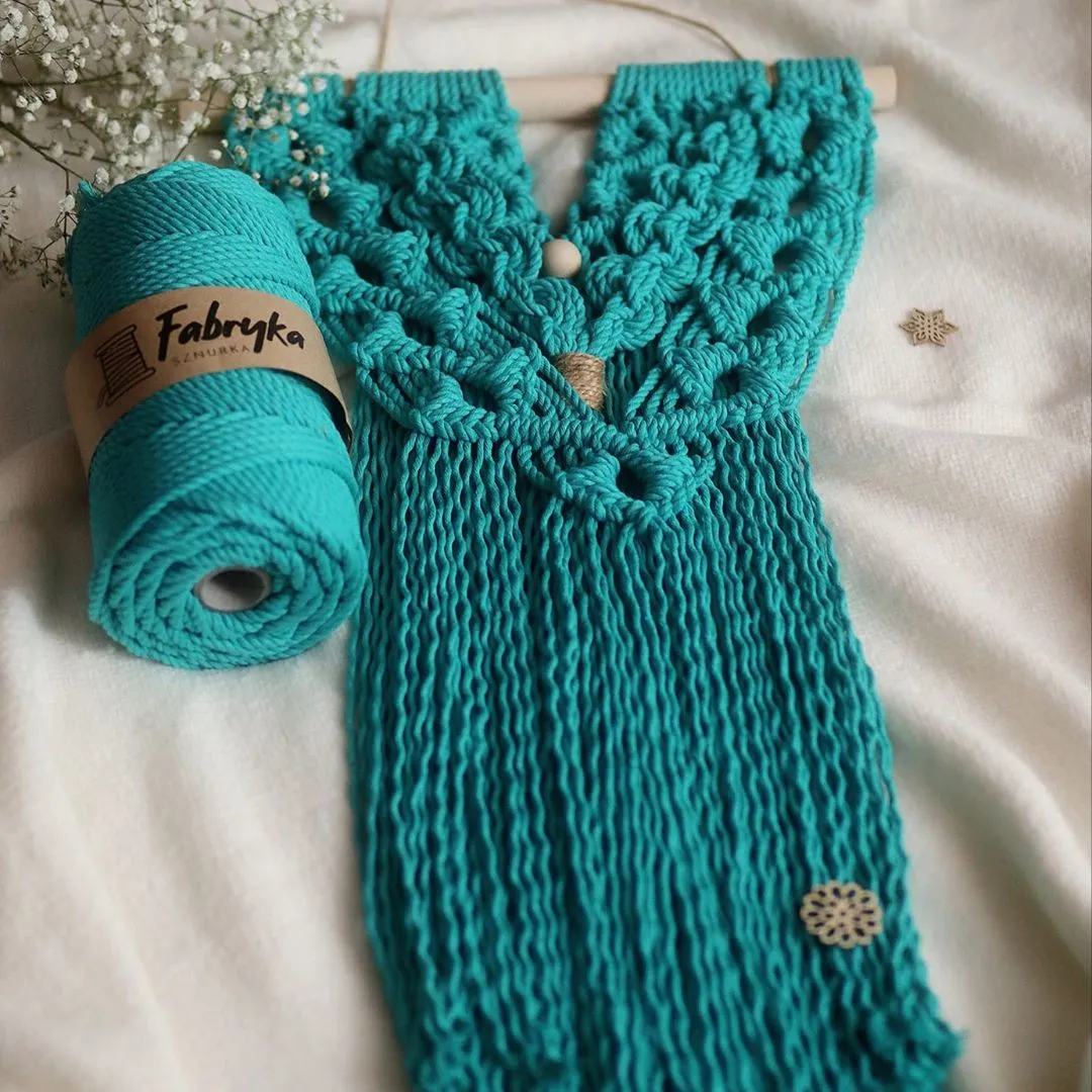Turkusowa makrama DIY – ręcznie pleciona dekoracja ścienna w kolorze turkusowym
