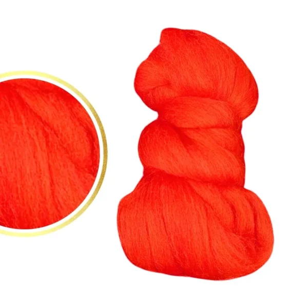 Wełna czesankowa w kolorze intensywnej czerwieni, miękka i puszysta, ułożona w motek. Idealna do makramy, filcowania i projektów handmade.